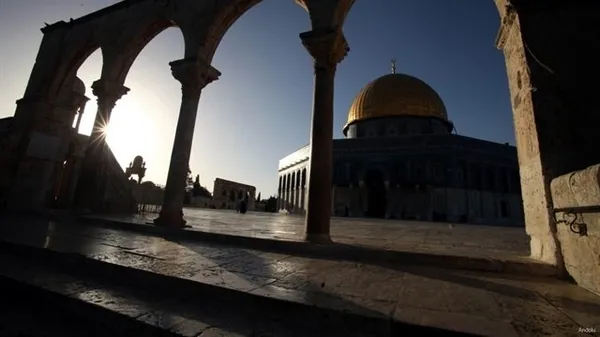 Mescid-i Aksa’ya defalarca baskın yaptılar! İsrail polisi koruma altına aldı