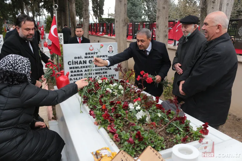 Çanakkale Zaferi'nin 108. yıl dönümü! "Çanakkale geçilmez" yazılı altın madalya Türk bayrağına takıldı 18