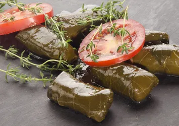 Pişirirken asla dağılmayacak! Lokum gibi yaprak sarması tarifi...