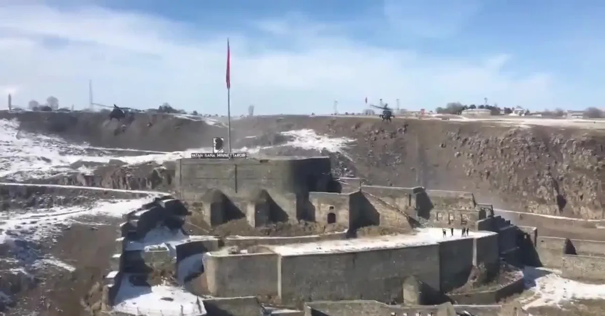 MSB, Kars Kalesi'ndeki Türk bayrağını selamlayan ATAK helikopterlerinin görüntüsünü paylaştı