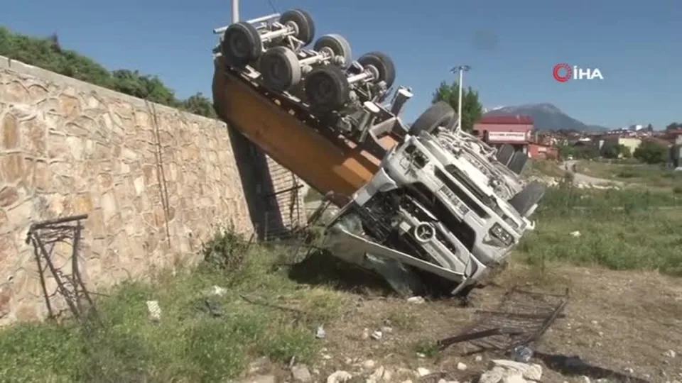 Tonlarca ağırlığındaki hafriyat kamyonu duvarda böyle asılı kaldı |Video
