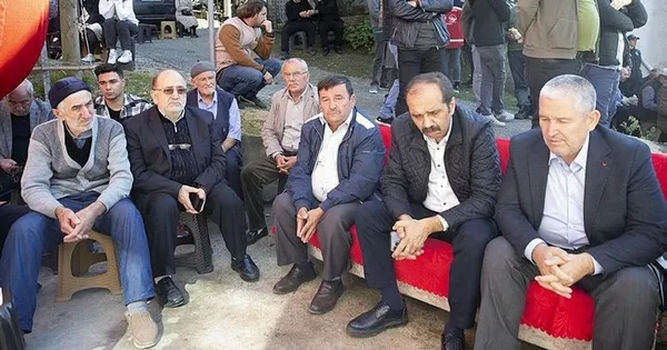 bartindaki-maden-faciasinda-sehit-olan-rahman-ozcelikin-babasi-yurekleri-yakti-askerdekini-dusunurken-boyle-ol-1665839141082.jpg Bartın'daki maden faciasında şehit olan Rahman Özçelik'in babası yürekleri yaktı! "Askerdekini düşünürken böyle oldu" - 2