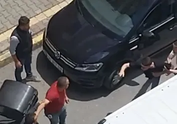 İstanbul'da ilginç kavga! Trafikte birbirine girdiler: Silecekle saldırdı