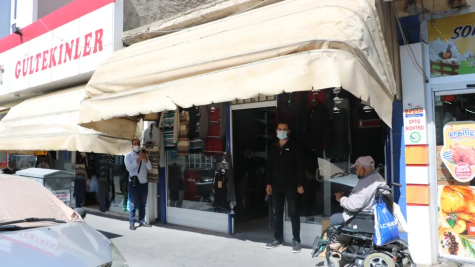 Tenteyi 2 aydır kıpırdatmıyor! Nedeni yürekleri ısıttı