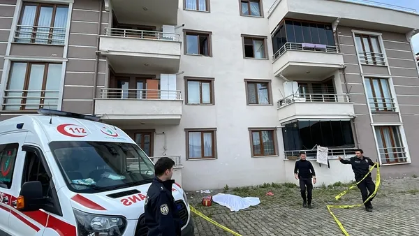 duzcede-feci-olay-70-yasindaki-kadin-cam-silerken-asagi-duserek-hayatini-kaybetti-1650549414075.jpg Düzce’de feci olay! 70 yaşındaki kadın cam silerken aşağı düşerek hayatını kaybetti - 1