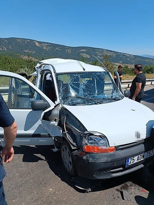 ariza-yapan-araca-kamyon-carpmisti-feci-kazanin-goruntuleri-ortaya-cikti-1718889256269.jpeg Arıza yapan araca kamyon çarpmıştı! Feci kazanın görüntüleri ortaya çıktı - 1