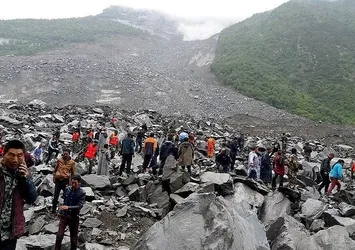 Çin'de heyelan: 141 kişi toprak altında kaldı