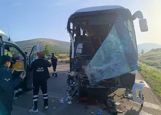 Afyonkarahisar’da yolcu otobüsü ile kamyonet çarpıştı! Çok sayıda yaralı var
