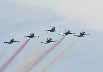 Türk Yıldızları'ndan Çorlu'da gösteri uçuşu