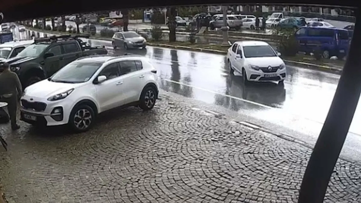 El freni çekilmeyince otomobil kazaya neden oldu!