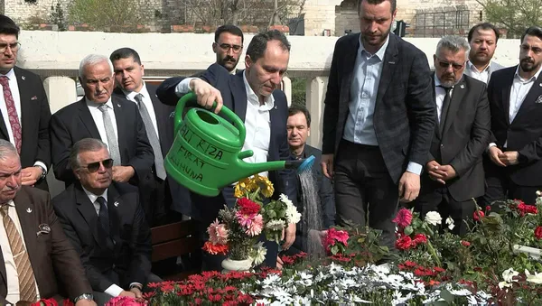 yeniden-refah-lideri-fatih-erbakan-babasi-necmettin-erbakanin-kabrini-ziyaret-etti-1682175208496.jpg Yeniden Refah lideri Fatih Erbakan babası Necmettin Erbakan'ın kabrini ziyaret etti - 1