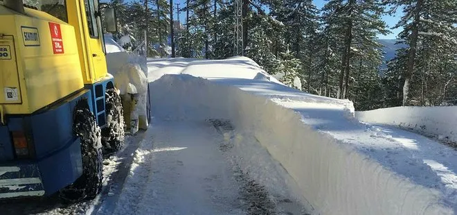 Kar kalınlığı 1,5 metreyi buldu! Çok sayıda ekip Kastamonu’da köy yollarını açmaya çalışıyor