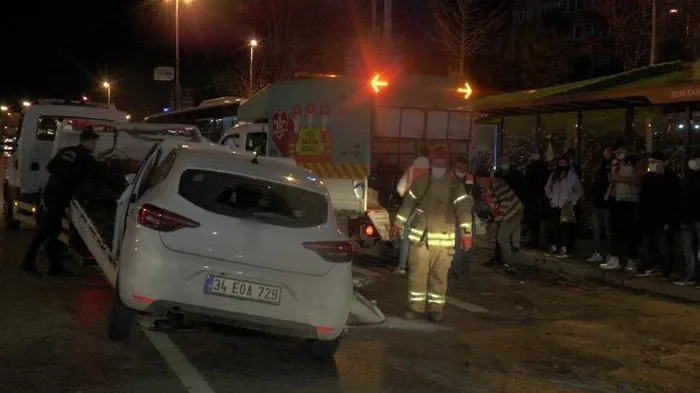Kadıköy'de İETT otobüsüne çarpan otomobilin sürücüsü yaralandı - 1