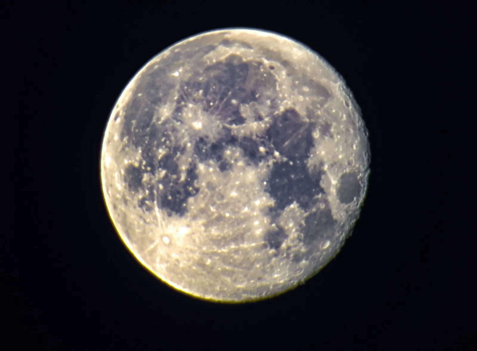 Görenleri mest etti: Karlı dağlar ve dolunay aynı karede