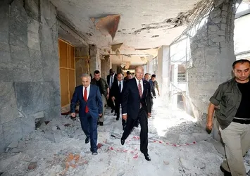 Joe Biden bombalanan Meclis'i gezdi!