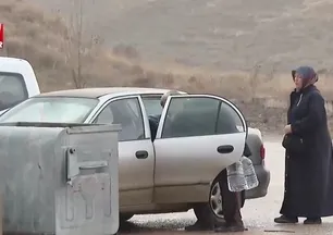 Vatandaşlar elinde bidonlarla çeşme kuyruğunda