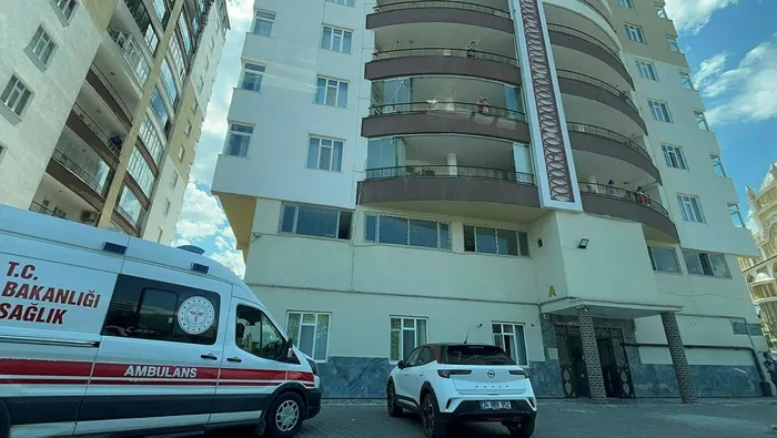 1719925920804.jpeg Kötü koku ihbarı sonucu bulundu! Eve giren ekipler baygınlık geçirdi - 3