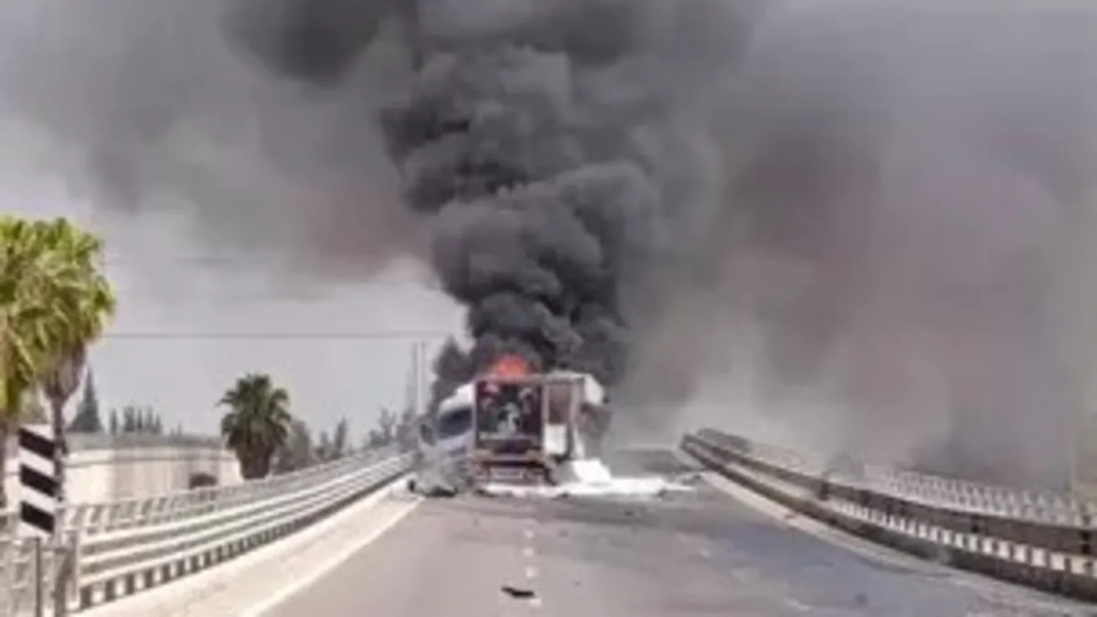 Mobilya malzemesi yüklü TIR alev alev yandı