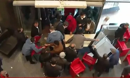 chp-genel-merkezinde-skandal-goruntuler-polise-yangin-tupu-ve-tasla-saldirip-yerlere-deterjan-doktuler-1779626350647.jpg CHP Genel Merkezi'nde skandal görüntüler! Polise yangın tüpü ve taşla saldırıp yerlere deterjan döktüler - 1