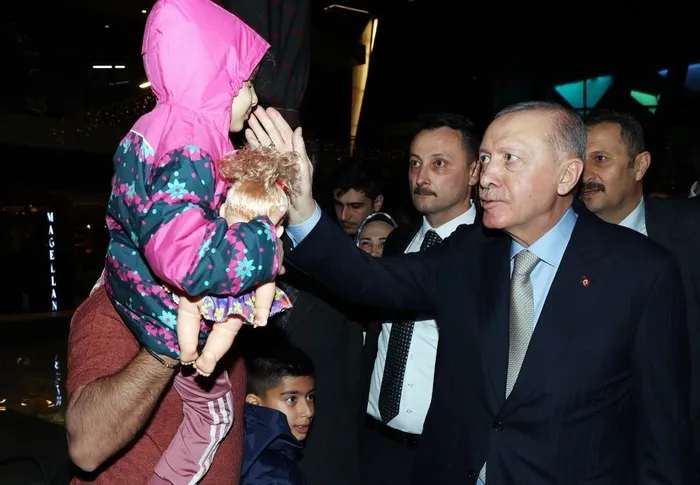 baskan-erdogana-kafede-buyuk-ilgi-genclerle-bulustu-1742851803649.jpg Başkan Erdoğan kafedeki çocukları sevmeyi ihmal etmedi. (İHA)