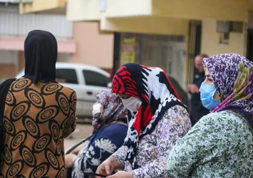 Evinde ölü bulundu herkes maskeyle sokağa döküldü!