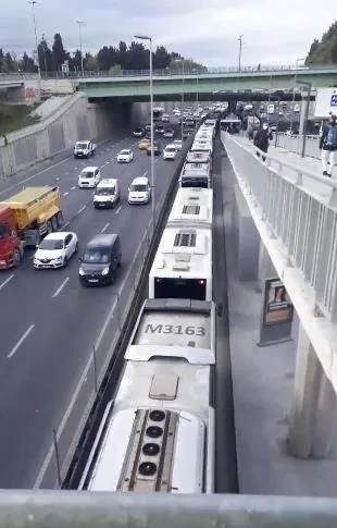 Son dakika: İstanbulluların çilesi sürüyor! Metrobüs arızası nedeniyle Edirnekapı durağında araç kuyruğu oluştu - 2