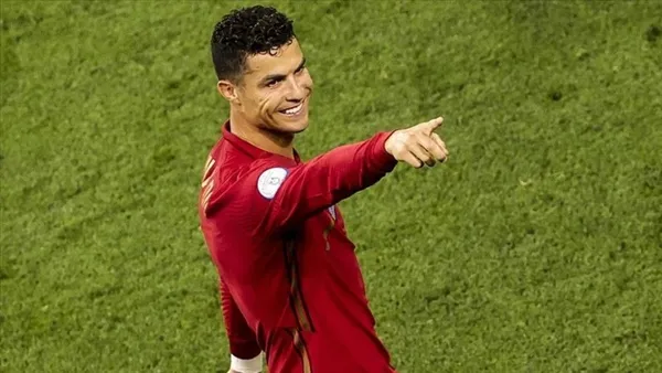1669225306207.jpg Cristiano Ronaldo'dan "Come to Galatasaray" beğenisi! Sarı kırmızılı taraftarlar sosyal medyada ayaklandı: Taraftar çıldırdı Ronaldo'yu istiyor - 2