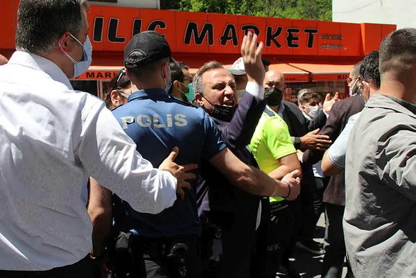 İYİ Parti lideri Meral Akşener’e vatandaştan HDP ile ittifak tepkisi! Rize ziyaretinde arbede çıktı! Akşener apar topar bölgeden ayrıldı