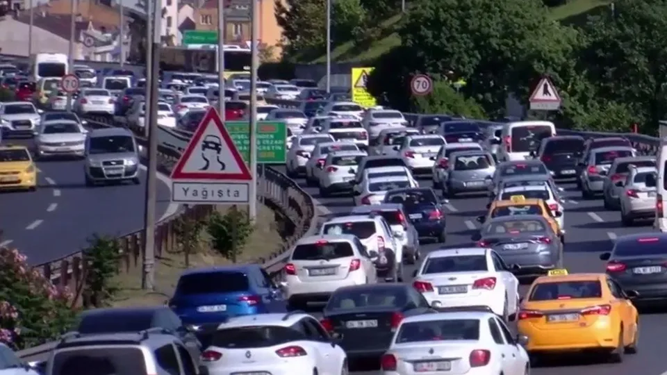 Yola çıkacaklar dikkat! İstanbul'da trafik kilit