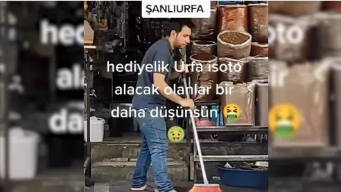 sosyal-medyayi-ayaga-kaldiran-goruntu-yere-dokulen-biberleri-satan-esnafa-ceza-alacak-olanlar-bir-daha-dusunsu-1652643185970.jpg Sosyal medyayı ayağa kaldıran görüntü! Yere dökülen biberleri satan esnafa ceza: "Alacak olanlar bir daha düşünsün" - 5