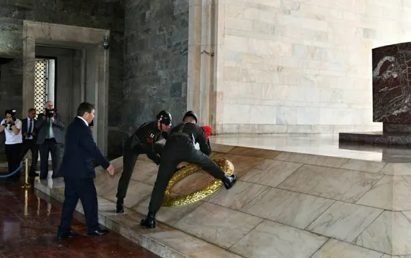 son-dakika-kktc-basbakani-unal-ustel-anitkabiri-ziyaret-etti-1653991138757.jpg Son dakika: KKTC Başbakanı Ünal Üstel Anıtkabir'i ziyaret etti - 1