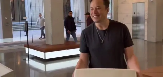 Elon Musk’tan ilginç paylaşım! Twitter binasına lavabo ile girdi