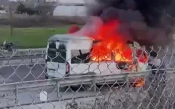 catalca-tem-otoyolunda-servis-minibusu-alev-topuna-dondu-1707845014357.jpeg TEM Otoyolu'nda minibüs alev topuna döndü! Korku dolu o anlar kamerada... - 1