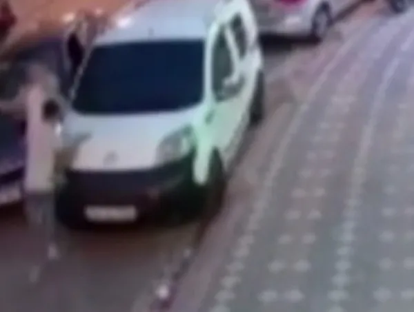 zeytinburnunda-trafik-kazasi-genci-2-otomobilin-arasinda-sikistirdi-o-anlar-kamerada-1658834892903.jpg Zeytinburnu’nda trafik kazası! Genci 2 otomobilin arasında sıkıştırdı: O anlar kamerada - 2