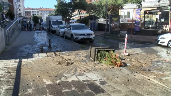 Maltepe'de İSKİ su borusu patlattı! Su metrelerce havaya yükseldi - 1