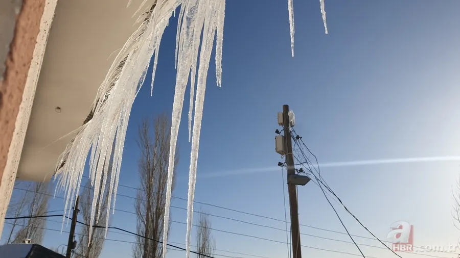 Sıcaklık eksi 18'e düştü! Binalarda buz sarkıtları oluştu 3