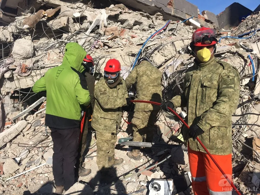 Mehmetçik deprem bölgesinde var gücüyle aralıksız çalışıyor 20