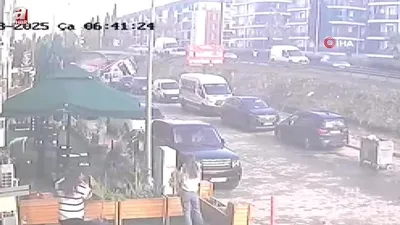 Tır yan yola uçtu, 2 aracı ezdi