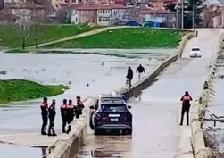 Suların içinde tehlikeli yürüyüş!