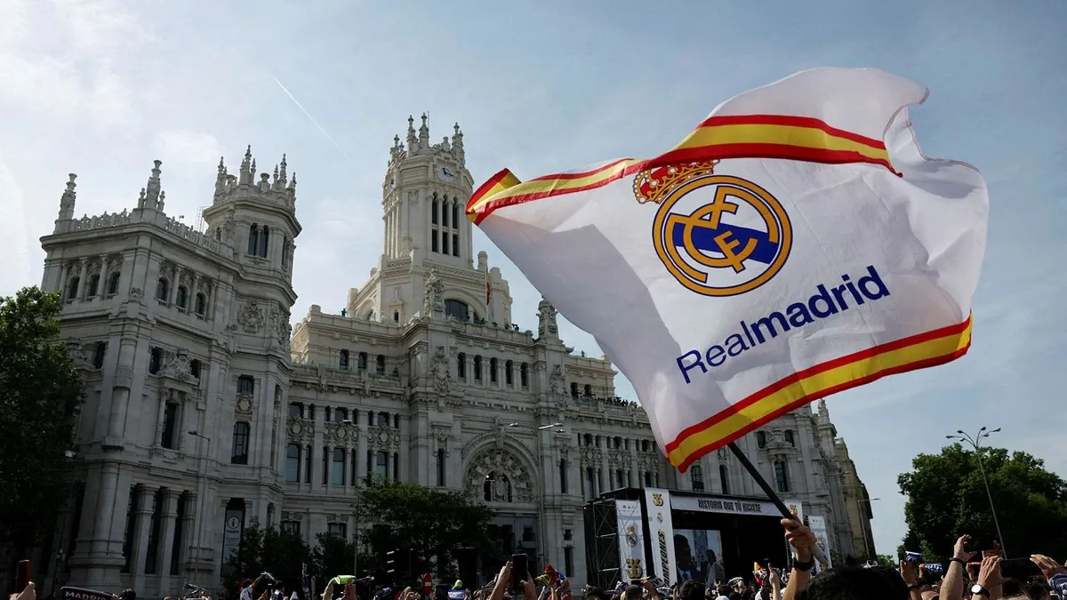 Real Madrid şampiyonluk kupasıyla zafer turu attı