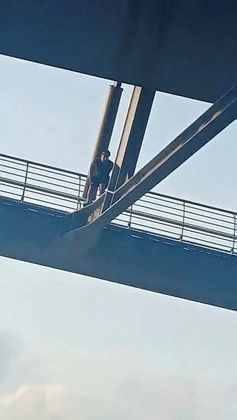 Sosyal medyada beğeni uğruna tehlikeye aldırmadan Haliç Köprüsü kirişlerinde yürüdü - 4