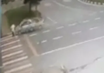 Yaya geçidinde korkunç kaza! Karşıdan karşıya geçmek isterken...