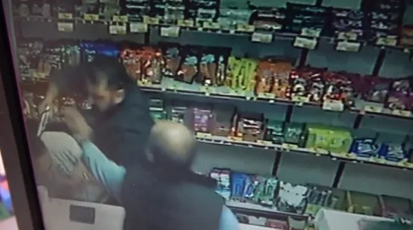 İstanbul Sultangazi'de dehşet! Rakip marketçinin kafasına silah dayadı - 3