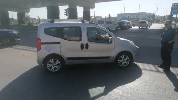 antalyada-ilginc-olay-aracini-yol-ortasinda-birakip-baska-araca-binip-gitti-1667656116073.jpg Antalya’da ilginç olay! Aracını yol ortasında bırakıp başka araca binip gitti - 5