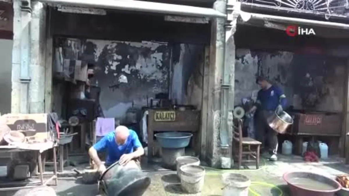 Adana'da kalaycı ailenin 4. kuşak temsilcisi mesleğini severek sürdürüyor