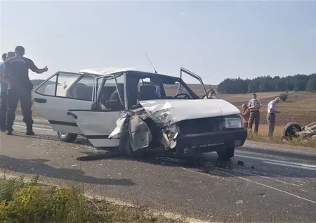 Hatalı sollama kaza getirdi! Feci kaza anı kameraya yansıdı