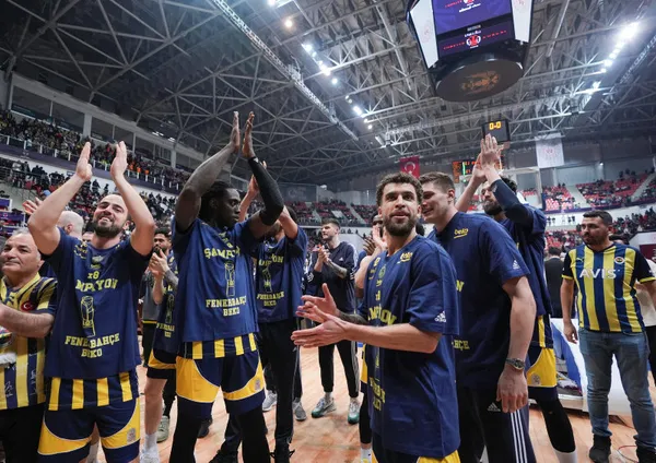 Basketbolda Türkiye Kupası Fenerbahçe’nin! Anadolu Efes’e 13 sayılık fark...