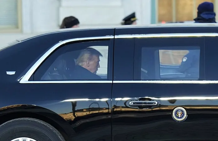 trumpin-telefon-ekrani-objektiflere-yansidi-iste-baskanlik-toreni-oncesi-gelen-o-mesaj-1737460915720.jpg ABD Başkanı Donald Trump (AFP)