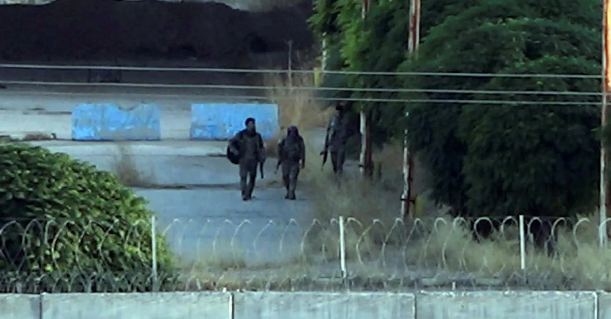 YPG’li teröristler sınırda görüntülendi