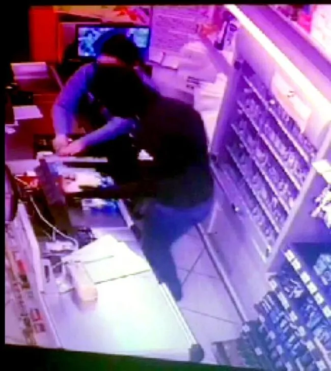 İstanbul’da markette silahlı soygun kameraya yansıdı - 3